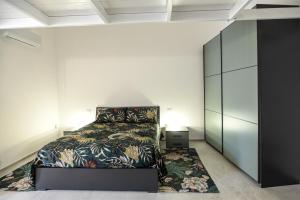 ビシェーリエにあるL'albero della vitaの白い部屋にあるベッドのある寝室