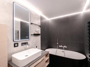 Kúpeľňa v ubytovaní Demi-chalet cosy avec terrasses, WiFi et parking à Chamonix - FR-1-343-228