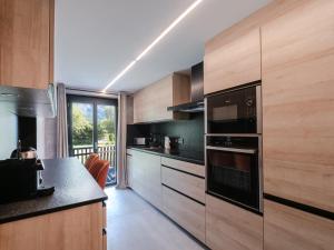Kuchyňa alebo kuchynka v ubytovaní Demi-chalet cosy avec terrasses, WiFi et parking à Chamonix - FR-1-343-228