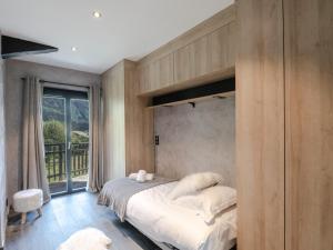 Posteľ alebo postele v izbe v ubytovaní Demi-chalet cosy avec terrasses, WiFi et parking à Chamonix - FR-1-343-228