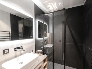 Kúpeľňa v ubytovaní Demi-chalet cosy avec terrasses, WiFi et parking à Chamonix - FR-1-343-228 + 12 fotografií