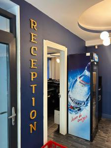 een bord op een muur in een kamer met een deur bij Lev Or Aparthotel in Boekarest