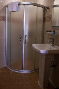 W łazience znajduje się prysznic i umywalka. w obiekcie AF HOTEL AQUAPARK w mieście Novxanı