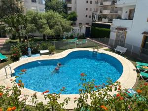 a person is swimming in a swimming pool at Marbella urbanización privada in Marbella
