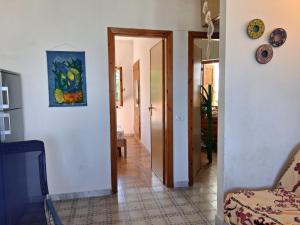 a hallway with a room with at Casa sul mare vicino Diamante in Belvedere Marittimo