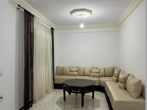a living room with a couch and a table at شقة مفروشة قرب قاعة الحفلآت آحلام in Ksar el Kebir
