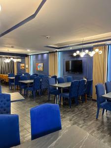 een vergaderruimte met tafels en stoelen en een tv bij Lev Or Aparthotel in Boekarest