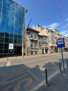 een lege straat voor een groot gebouw bij Lev Or Aparthotel in Boekarest