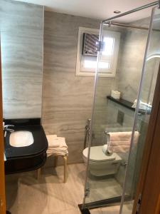 Bilik mandi di House 98 - Boutique Hotel Stay in Zayed