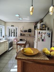 a kitchen with a table with a bowl of fruit on it at Casa em Condominio Central in Campinas