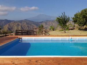 ein Schwimmbad mit Blick auf die Berge in der Unterkunft Vista Alcantara - Wellness Mountain-Top Retreat in Motta Camastra