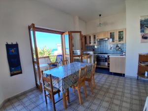 Η κουζίνα ή μικρή κουζίνα στο Casa sul mare vicino Diamante