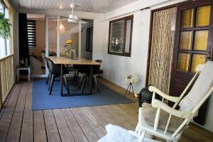 a dining room with a wooden table and chairs at Ruim en sfeervol chalet aan de rand van het bos in IJhorst