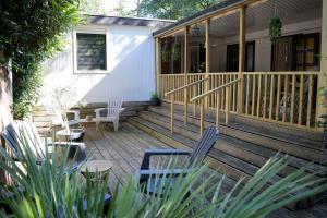 a patio with two chairs and a table and chairs at Ruim en sfeervol chalet aan de rand van het bos in IJhorst