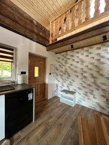 een keuken met een stenen muur en een aanrecht bij Koński Zakątek in Lutowiska