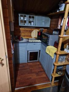 una piccola cucina con fornelli e scala di Ferienbungalow mit Garage und Grundstück in Sommersdorf UER a Penkun Altre 6 foto