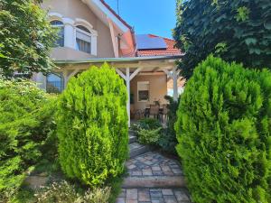 Κήπος έξω από το TABÁN Apartman