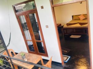 Ένα ή περισσότερα κρεβάτια σε δωμάτιο στο Green Shelter Ella FREE PICKUP