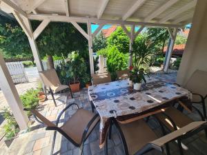 Κήπος έξω από το TABÁN Apartman
