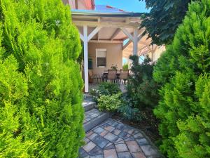 Κήπος έξω από το TABÁN Apartman