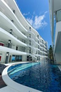 Bazén v ubytování Sunset Plaza Karon Seaview nebo v jeho okolí