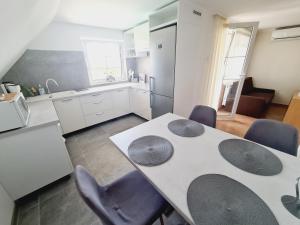 Η κουζίνα ή μικρή κουζίνα στο TABÁN Apartman