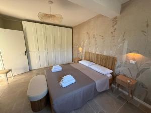 a bedroom with a bed with towels on it at Casa Montecristo in Sèrapo
