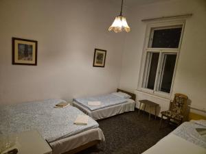Katil atau katil-katil dalam bilik di Parti Villa Apartman