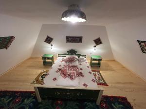 ein Schlafzimmer mit einem Bett in einem Zimmer in der Unterkunft Poiana cu Sinziene in Neagra Şarului