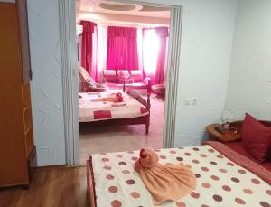 EforieにあるSamayaのベッドが2つと鏡がある部屋 +2枚の写真