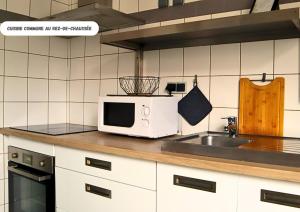 ブルブールにあるChambre privative La Pause Voyage - au cœur de Bourbourg, gare à proximitéの電子レンジとシンク付きのキッチン