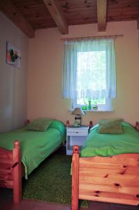 コパリノにあるDomek Kopalinoのベッドルーム1室(ツインベッド2台、窓付)