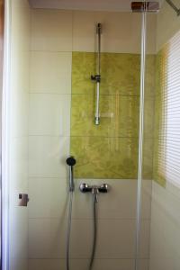 コパリノにあるDomek Kopalinoのバスルーム(ガラスドア付きのシャワー付)