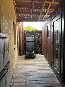 Una pasarela con una maleta en un porche. en Escale Tiny House Zen, en Riom