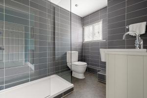 ヨークにあるThe Kings Apt 3 In The Heart Of York - Central Locationの浴槽、トイレ、洗面台を備えたバスルーム +29枚の写真