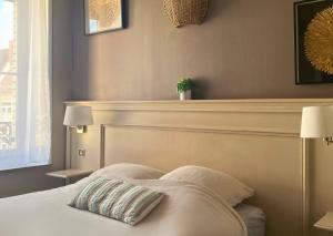 ブルブールにあるChambre privative La Pause Voyage - au cœur de Bourbourg, gare à proximitéのベッド(ヘッドボード、枕付)