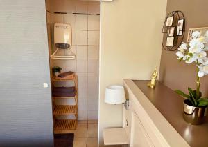 ブルブールにあるChambre privative La Pause Voyage - au cœur de Bourbourg, gare à proximitéのバスルーム(ヘアドライヤー付) +5枚の写真