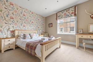 ヨークにあるThe Kings Apt 3 In The Heart Of York - Central Locationのベッドと窓のある小さな寝室