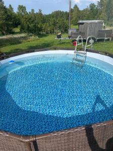 ein mit blauen Glassteinen gefülltes Becken in der Unterkunft Muhu Kulla Saadu puhkemaja mere ääres in Raugi