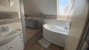 Kúpeľňa v ubytovaní Borostyán Apartmanház