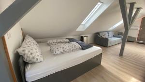 Posteľ alebo postele v izbe v ubytovaní Borostyán Apartmanház