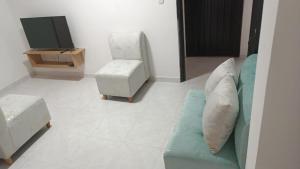 a living room with a couch and a tv at La Estrella 2 in Dosquebradas