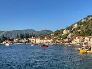 a large body of water with houses and boats at Apartmani Suzanna, apartman a in Eraci +21 photos