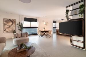 TV a/nebo společenská místnost v ubytování דירת חוף נתניה