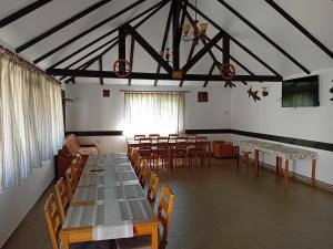 ein Esszimmer mit Tischen und Stühlen in einem Gebäude in der Unterkunft Casa Marylo in Bran