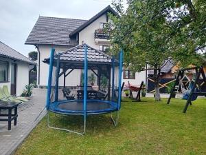 einen Spielplatz im Hof mit Schaukel in der Unterkunft Casa Marylo in Bran