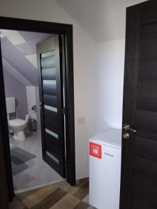 eine offene Tür zu einem Bad mit WC in der Unterkunft Casa Marylo in Bran + 34 Fotos
