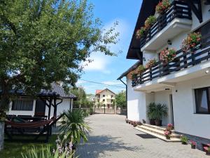 ein Innenhof eines Hauses mit Blumen auf den Balkonen in der Unterkunft Casa Marylo in Bran