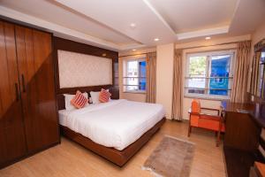 Postel nebo postele na pokoji v ubytování Hotel Yellow Pagoda Pokhara