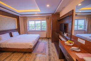 Postel nebo postele na pokoji v ubytování Hotel Yellow Pagoda Pokhara